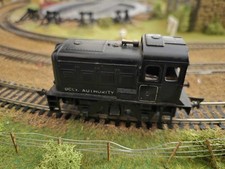 Tri-Ang Dock Authority Shunter No 5 - Runner, See Description