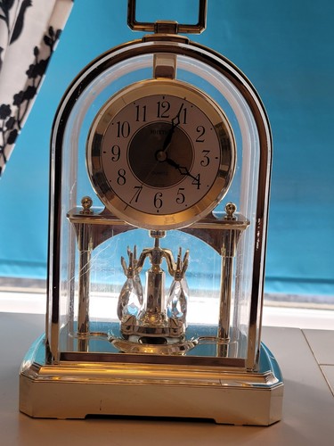 Rhythm mantel clock with