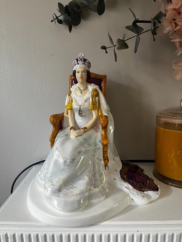 Royal doulton figurine queen - royal,