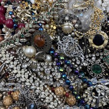 JOB LOT BROKEN VINTAGE COSTUME JEWELLERY SPARE REPAIR HARVEST CRAFTS 1.8kg