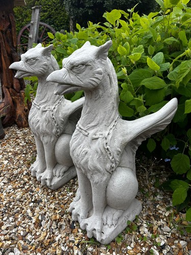 Pair griffins garden - a,