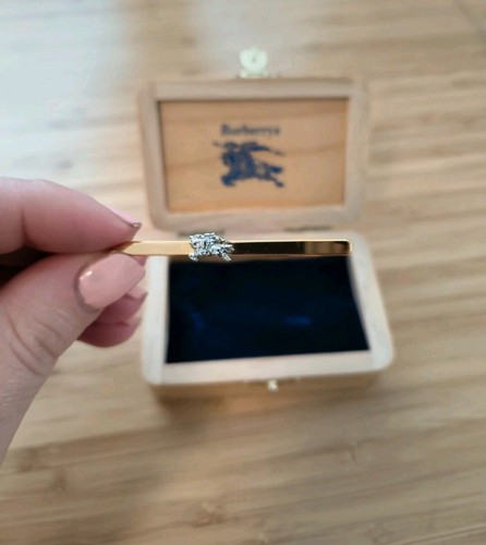 Burberry clip - burberry,
