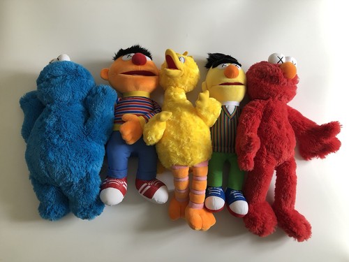 Kaws uniqlo sesame street - ut,