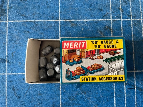 Merit gauge dustbins with - merit, 00