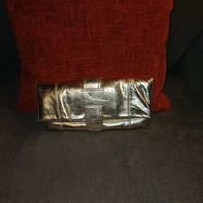 NEW WOMEN`S FAITH GOLD METALLIC LEATHER CYNTHIANA CLUTCH HANDBAG 10"X5"X1"