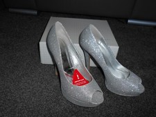 DESIGNERS PLATFORM OPEN TOE GLITTER COURT SHOES IN SILVER - UK SIZE 7 - NEW