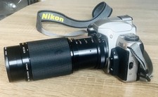 NIKON F65 FILM SLR CAMERA WITH VIVITAR 80-200MM LENS & NIKON STRAP