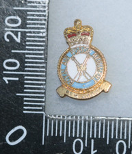 BRITISH ROYAL AIR FORCE RAF REGIMENT METAL ENAMEL LAPEL / HAT PIN BADGE