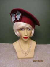 1940'S LADIES DARK RED FELT HAT WITH BOW DECORATION 