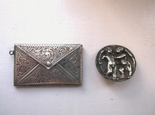 ANTIQUE GEORGE V FOLIATE ENGRAVED SILVER ENVELOPE STAMP CASE + A CHERUB BUTTON