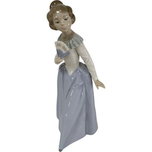 Nao lladro lady with fan - lady,