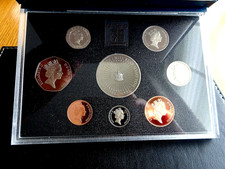 1993  PROOF COIN COLLECTION    8 COINS   INCLUDES      40th ANNIVERSARY  £5 COIN