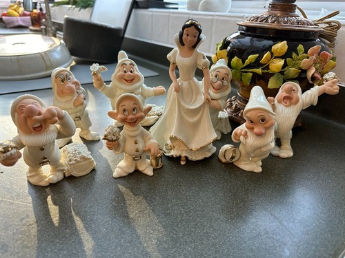 Rare lenox disney showcase - lenox,