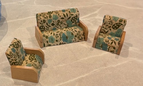 1970s dolls house - dolls, floral
