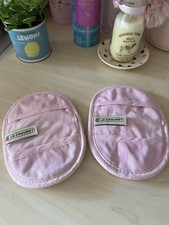 Le Cruseut Fingergrip Pot Holders Oven Mitts Gloves. Pink Set of 2