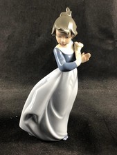 FINE NAO FOR LLADRO PORCELAIN FIGURINE ~ WINDSWEPT GIRL WITH FLOWERS.