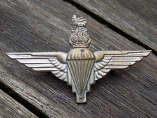 WW2 PARACHUTE REGIMENT Plated Brass Cap Badge - Twin Lugs - Early Example