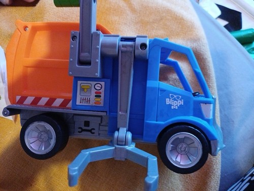 Talking recycling - (, blippi