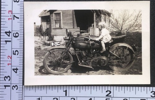 Child sitting old - child,