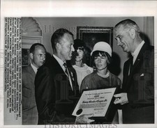 1965 Press Photo President Johnson with Astronauts Gordon Cooper, Charles Conrad