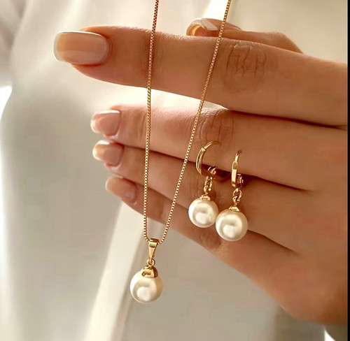 Gold tone metal necklace - tone, &