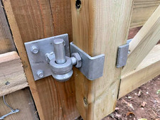 Gate hinge adjustable bottom