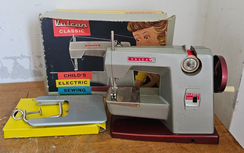 Vintage childs sewing machine - childs,