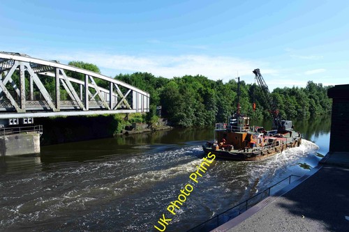Photo crane ship passes - photo,