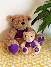 Pair cadbury chocolate - of,