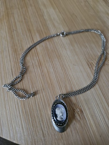 Small cameo silver tone - small,