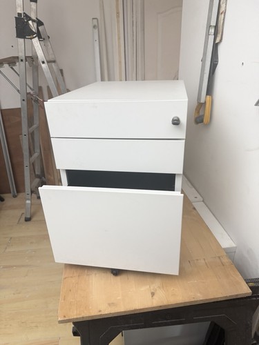 Lockable filing cabinet with - lockable,