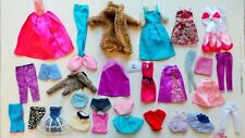 LARGE BUNDLE OF DOLL'S CLOTHES TO FIT BARBIE SIZED DOLLS (LOT C)