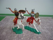 TIMPO 2 MOUNTED VIKINGS WITH WEAPONS TOY SOLDIERS