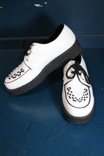 Vintage white brothel - , creepers