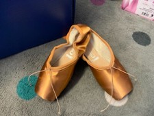 Bronze satin Freed classic pointe shoes - size 7.5XXX Maker Fish