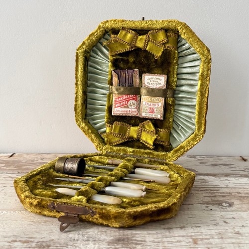 Antique sewing necessaire with - necessaire,