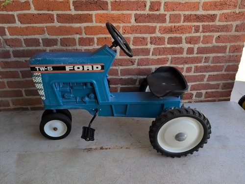Ertl ford pedal tractor - ford,