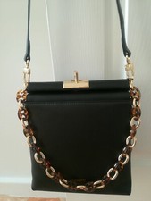 Kassandre Paris, Schoulder