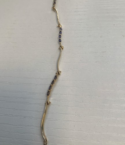 Beautiful dainty 9ct gold - beautiful, and