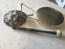 A BEAUTIFUL LARGE ANTIQUE LIONS HEAD BRASS DINNER GONG, BY PEERAGE CIRCA- 1900.