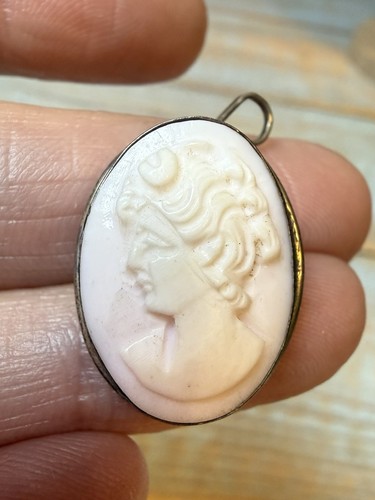Vtg left facing carved shell - left,