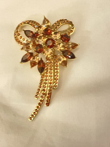 Liz claiborne vintage brooch - liz,