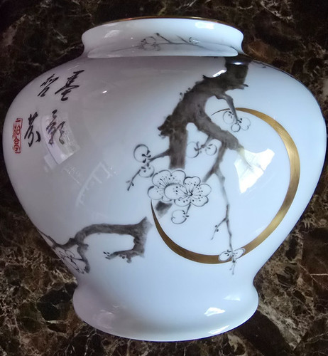 Okura porcelain vase - okura, japan