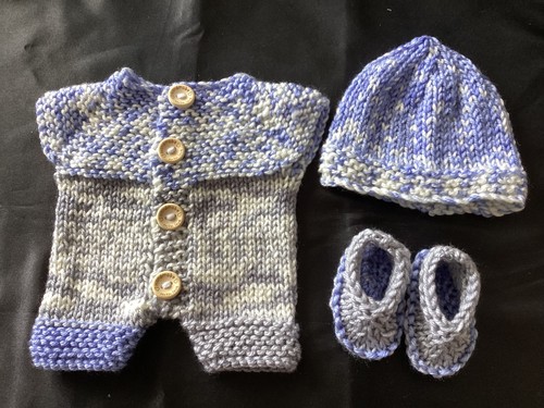 Hand knitted dolls clothes - , to