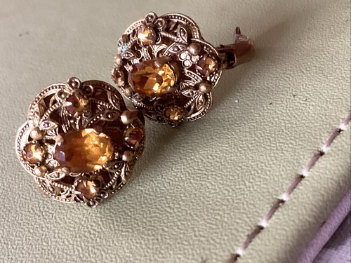 Vintage gold toned earrings - gold,