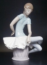 LLADRO FINE PORCELAIN BALLERINA FIGURINE #1361 - JULIA SITTING