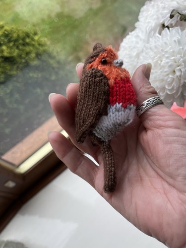 Hand knit robin - hand, tree