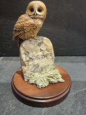 VINTAGE BORDER FINE ARTS TAWNY OWL ON MILESTONE. WOODEN BASE 1988 SIGNED.