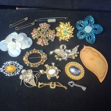 Bundle broken brooches - bundle, of