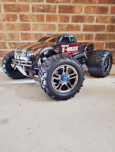 Traxxas emaxx brushless - traxxas,